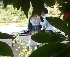【JK青姦盗撮動画】公園のベンチで膨らみかけ美乳を出して女子校生カップルが生えかけマン毛を手マンww