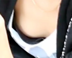 【胸チラ盗撮動画】薄着の貧乳女子のブラジャー隙間狙って隠し撮り…乳首ポロリの接写街撮り盗撮ww