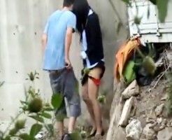 【青姦盗撮動画】野外で現金受け取りパンツずらして立ちバックでハメる黒髪OLを隠し撮りww