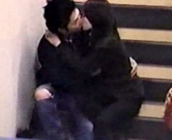 【街撮り盗撮動画】階段で生々しいキスを繰り返す素人カップルをリアル隠し撮りした動画が流出…