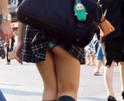 【JKパンチラ盗撮画像】完全な事故…通学カバンでミニスカ制服が捲れ上がった女子校生のパンモロww