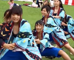 【JK胸チラ盗撮動画】街おこしイベントでダンスを踊る女子校生たちが乳揺れ&胸チラww