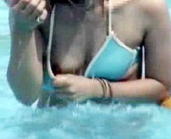 【水着盗撮動画】ウォータースライダーで乳首ポロリ事故をした素人ギャルのオッパイを接写撮りｗｗ
