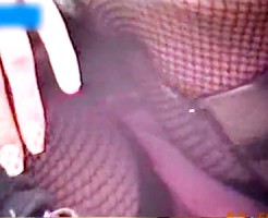 【素人パンチラ動画】網タイツごしに見えるピンクパンツを接写で隠し撮りした座りパンチラ映像…