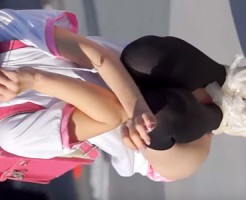 【コスプレ隠盗動画】C89でピンクランドセル背負って縦笛を吹く超童顔レイヤーを隠し撮りww